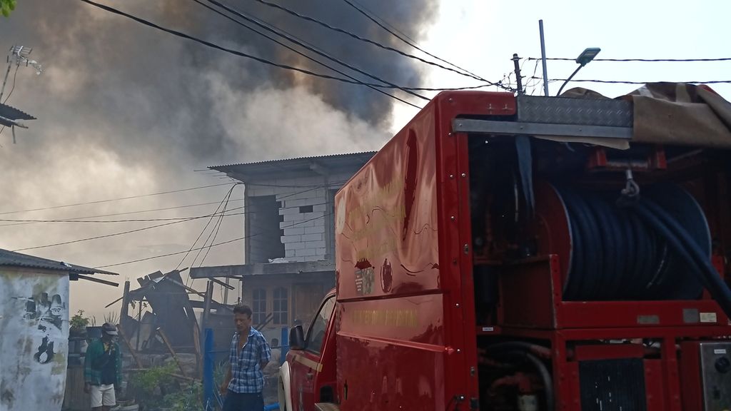 The fire engine parked at the Kapuk Utara 2 intersection, Kapuk Muara, Penjaringan, North Jakarta. In that area, hundreds of semi-permanent houses were burnt down on Sunday (30/7/2023).