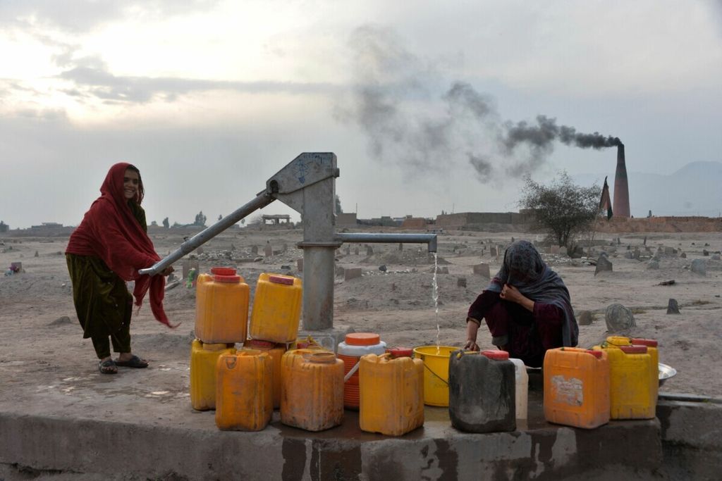 Dalam <u><i>file</i></u> foto yang diambil pada 3 Februari 2020 ini, sejumlah wanita mengambil air dari pompa air tangan di pinggiran Jalalabad. Kelaparan, kekeringan, dan penyakit akan menimpa puluhan juta orang lagi dalam beberapa dekade, berdasarkan rancangan penilaian PBB yang memaparkan konsekuensi kesehatan manusia yang mengerikan dari planet yang memanas. 