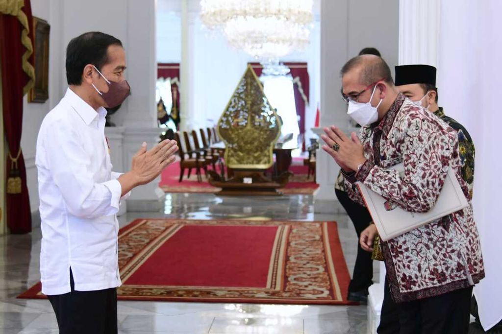 Presiden Joko Widodo saat menerima Ketua KPU Hasyim Asy'ari (kanan) dan para komisioner KPU lainnya di Istana Merdeka, Jakarta, Senin (30/5/2022).