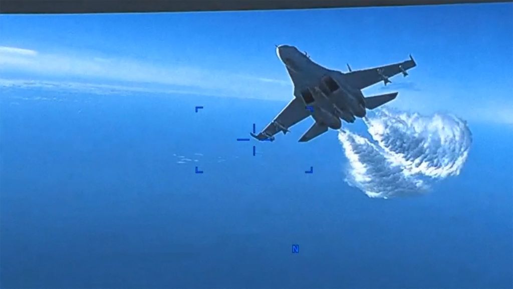 Foto selebaran yang diambil dari video yang dirilis Komando Eropa AS (USEUCOM) pada 16 Maret 2023 memperlihatkan cuplikan dari kamera pesawat nirawak MQ-9 Reaper saat pertama kali didekati jet tempur Rusia, Su-27, di atas perairan Laut Hitam, 14 Maret 2023. 