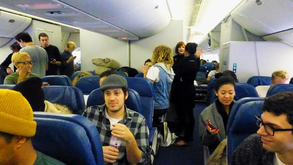  Suasana di dalam pesawat jumbo jet Boeing 777 Delta Airlines yang digunakan untuk mengangkut rombongan wartawan dari 82 negara dan penggemar Rihanna selama konser 7 hari berpindah-pindah ke 7 negara.