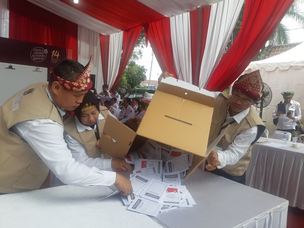 Petugas KPPS sedang menuang surat suara pada simulasi penghitungan suara di Palembang, Sumatera selatan, Kamis (27/4/2023). .