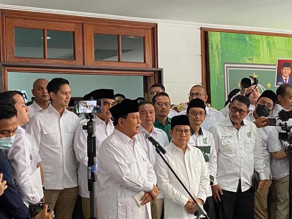 Ketua Umum Gerindra Prabowo Subianto dan Ketua Umum PKB Muhaimin Iskandar seusai meresmikan sekretariat bersama koalisi kedua parpol di Jakarta, Senin (23/1/2023).