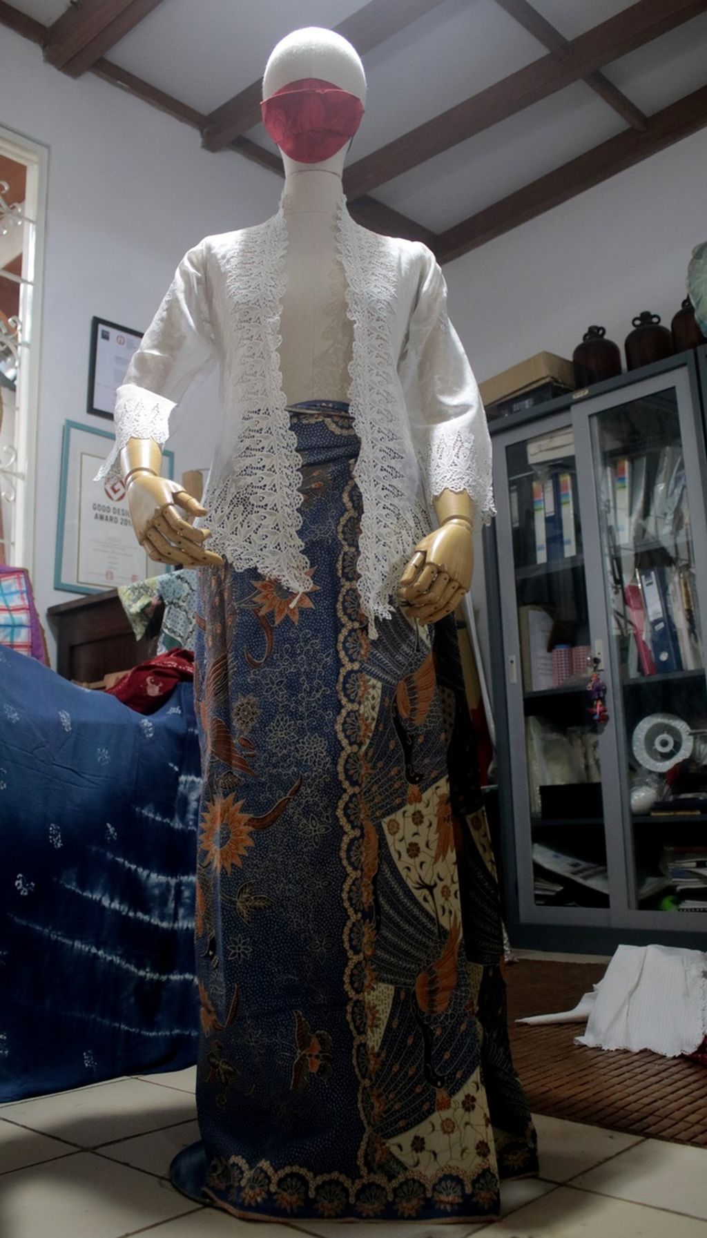 1900s Encim kebaya combined with Merak Ngibing batik cloth. The clothing was a collection of Lusiana Limono (42), designer of Batik Shio in Malang City, East Java. Photo taken Friday (05/02/2021).