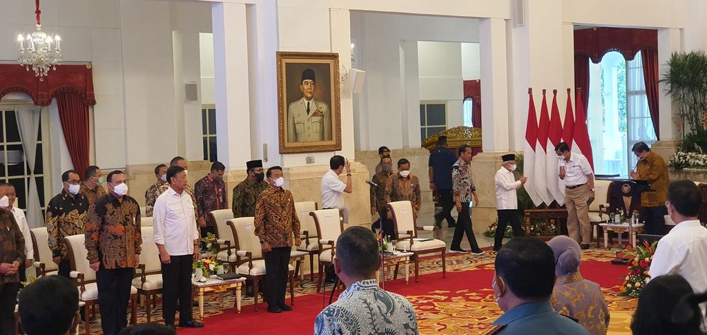 Para menteri dan kepala lembaga berdiri menyambut Presiden Joko Widodo dan Wakil Presiden Ma'ruf Amin tiba. Keduanya akan memimpin sidang kabinet paripurna di Istana Negara, Jakarta, Kamis (2/3/2023).