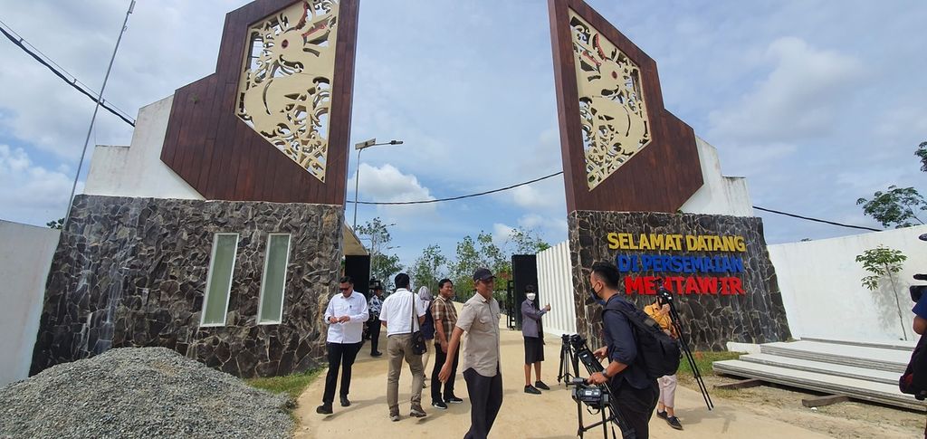 Wartawan yang mengikuti kunjungan kerja Presiden Joko Widodo tiba di Persemaian Mentawir, Penajam Paser Utara, Kalimantan Timur, Kamis (23/2/2023).
