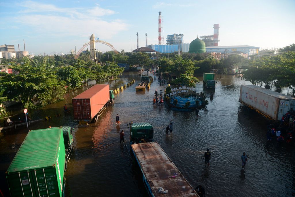 Tidal floods inundated almost the entire area of Tanjung Emas Port in Semarang City, Central Java, Tuesday (24/5/2022). The flooding that has occurred since Monday has been exacerbated by a number of broken embankments.