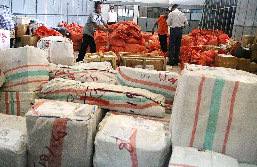 Tumpukan paket barang di sebuah perusahaan jasa pengiriman paket barang di Banda Aceh, Kamis (24/7/2014).