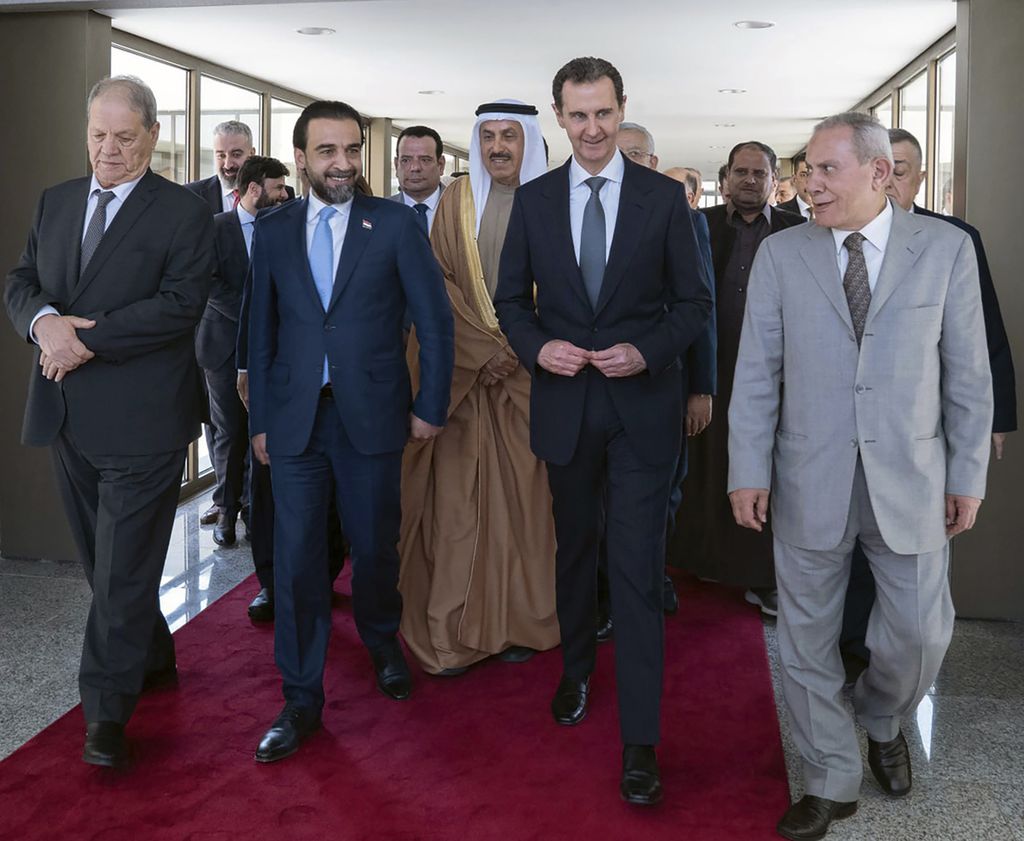 Presiden Suriah Bashar Al-Assad (kedua kanan) menerima delegasi Badan Kerja Sama Antarparlemen Arab, Minggu (26/2/2023), di Damaskus, Suriah. Selain menunjukkan solidaritas untuk korban gempa, lawatan itu mengindikasikan percepatan upaya mengakhiri pengucilan Suriah oleh bangsa-bangsa Arab.