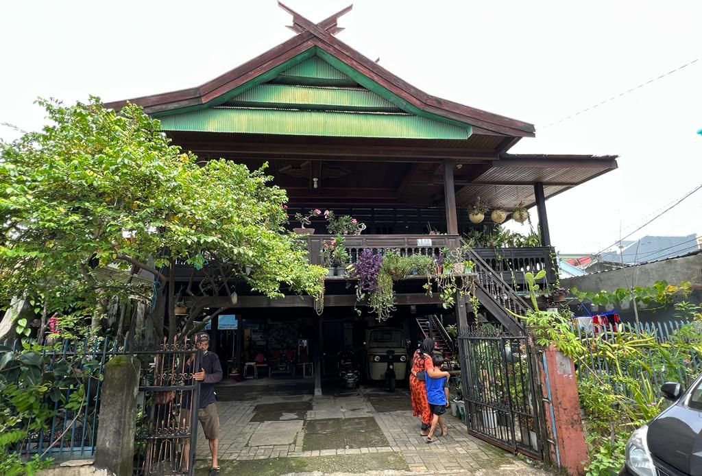 A mother and her child walk into a house on stilts on Jalan Yos Sudarso, Makassar, Monday (21/3/2022). Previously at this location stood a permanent house, but later the owner replaced it with a house on stilts.
