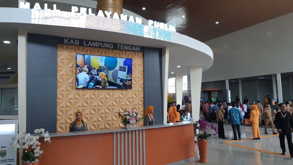 Suasana gedung Mal Pelayanan Publik Lampung Tengah yang diresmikan pada Senin (27/2/2023). Fasilitas ini mengintegrasikan 161 jenis layanan dari berbagai instansi di pemerintah daerah ataupun eksternal. 