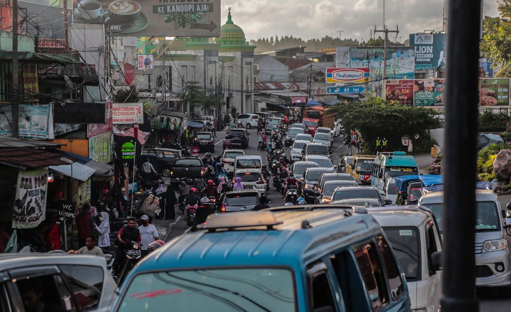 Suasana lalu lintas Jalan Raya Puncak di Cisarua, Kabupaten Bogor, Jawa Barat, yang menjadi salah satu titik kepadatan kendaraan setiap hari di jalur menuju Puncak, Rabu (2/3/2022). 
