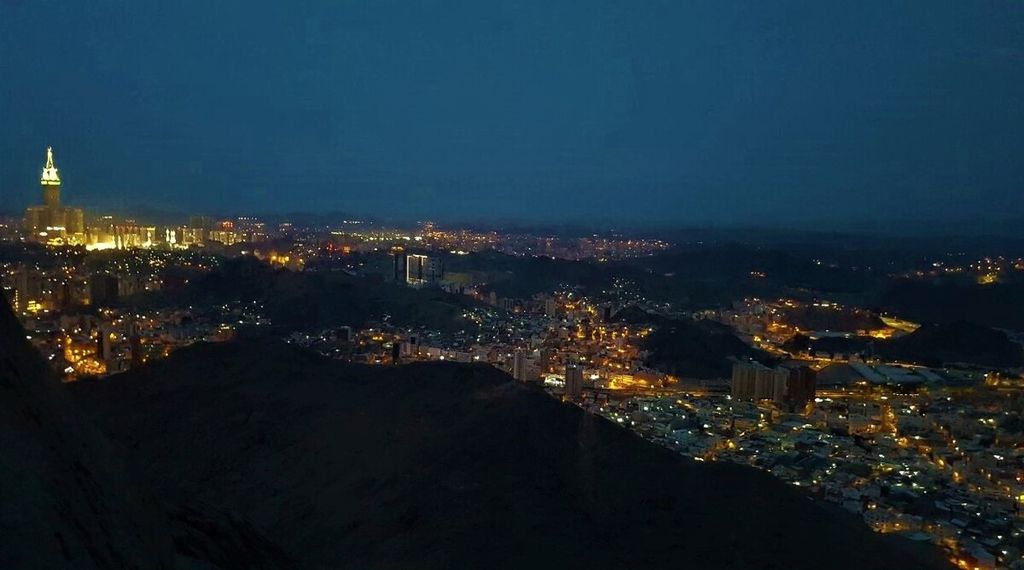 Saat malam, terlihat lampu gemerlapan dari Kota Mekkah yang terlihat dari dekat Goa Hira di puncak Jabal Nur di Mekkah, Arab Saudi, Senin (1/8/2022) pagi. 