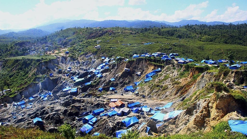Kondisi lokasi tambang emas liar di Gunung Botak, 8 November 2017.
