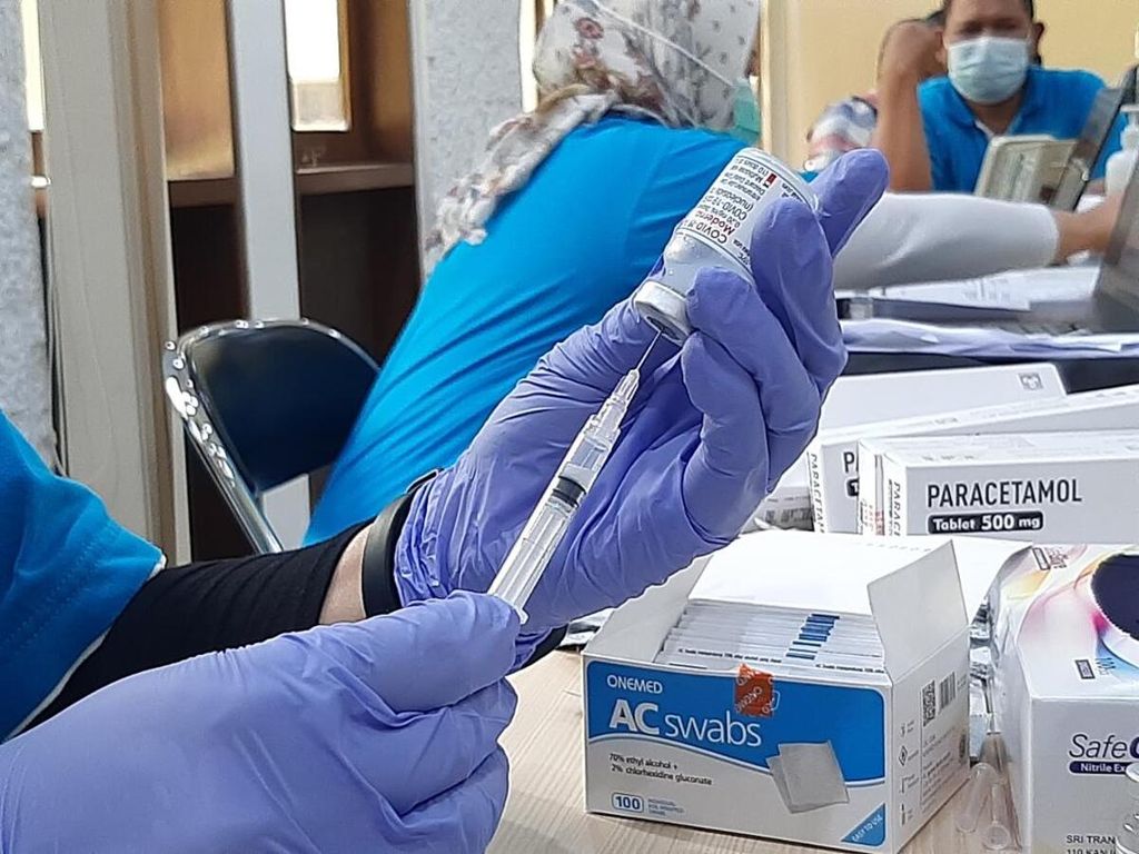 A medical worker prepares the Moderna vaccine, which will be injected as a booster dose of vaccine, at the Magelang City Government Office, Central Java, Wednesday (19/1/2022). More than 1 million doses of Covid-19 vaccines in Indonesia have expired at a time when many people have still not received their first and second doses.