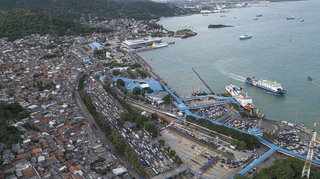 Foto udara pelabuhan penyeberangan Merak, Cilegon, Banten, yang dipadati kendaraan pemudik pada puncak arus mudik, Jumat (29/4/2022) pagi.