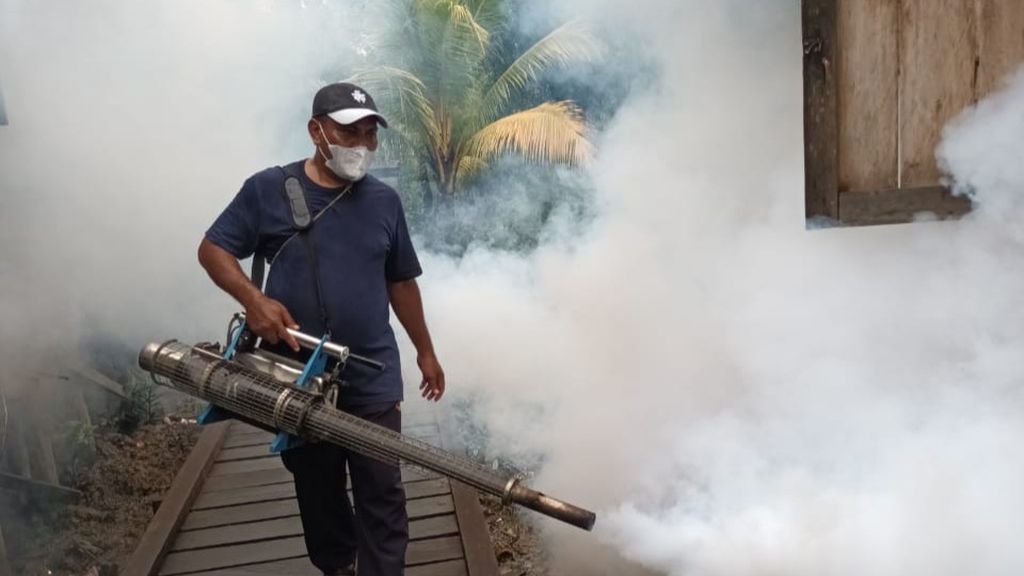 Penyemprotan nyamuk di rumah warga di Distrik Agats, Kabupaten Asmat, Papua, Senin (4/7/2022).