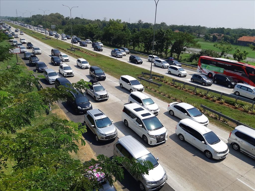 Kendaraan mengantre menjelang Gerbang Tol Palimanan, Kabupaten Cirebon, Jawa Barat, Sabtu (1/6/2019). 