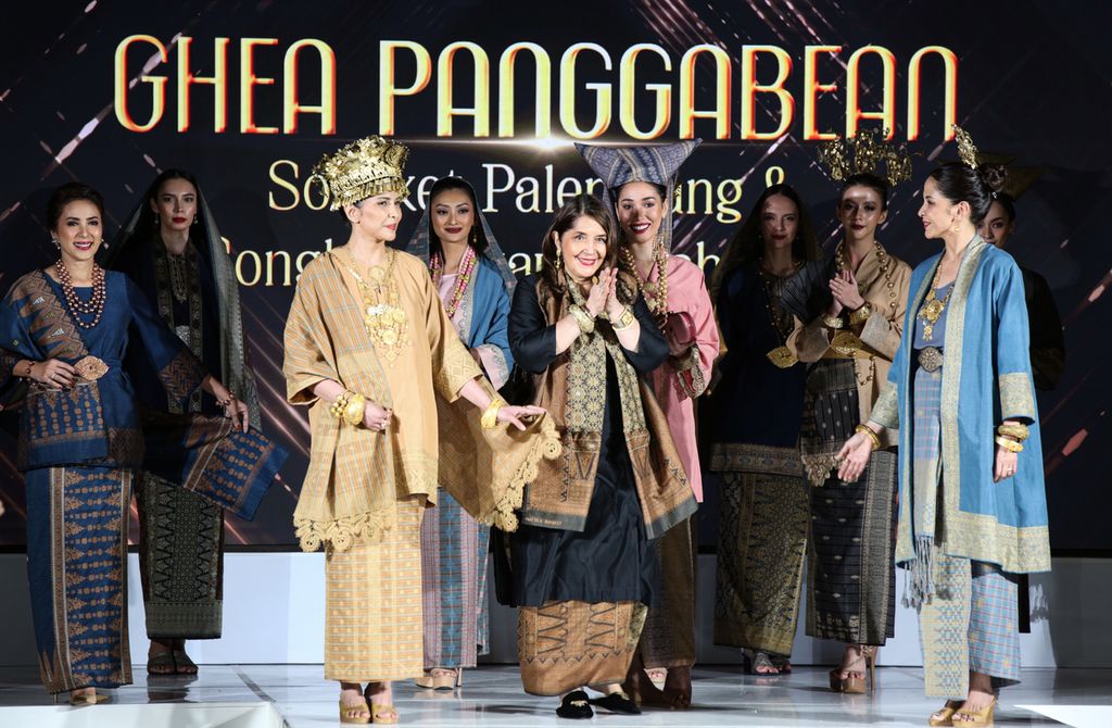 Desainer Ghea Panggabean menghadirkan songket palembang dan songket lintau tanah datar dalam acara  “Pesona Wastra Warna Alam”, di Jakarta, Kamis (2/3/2023).  