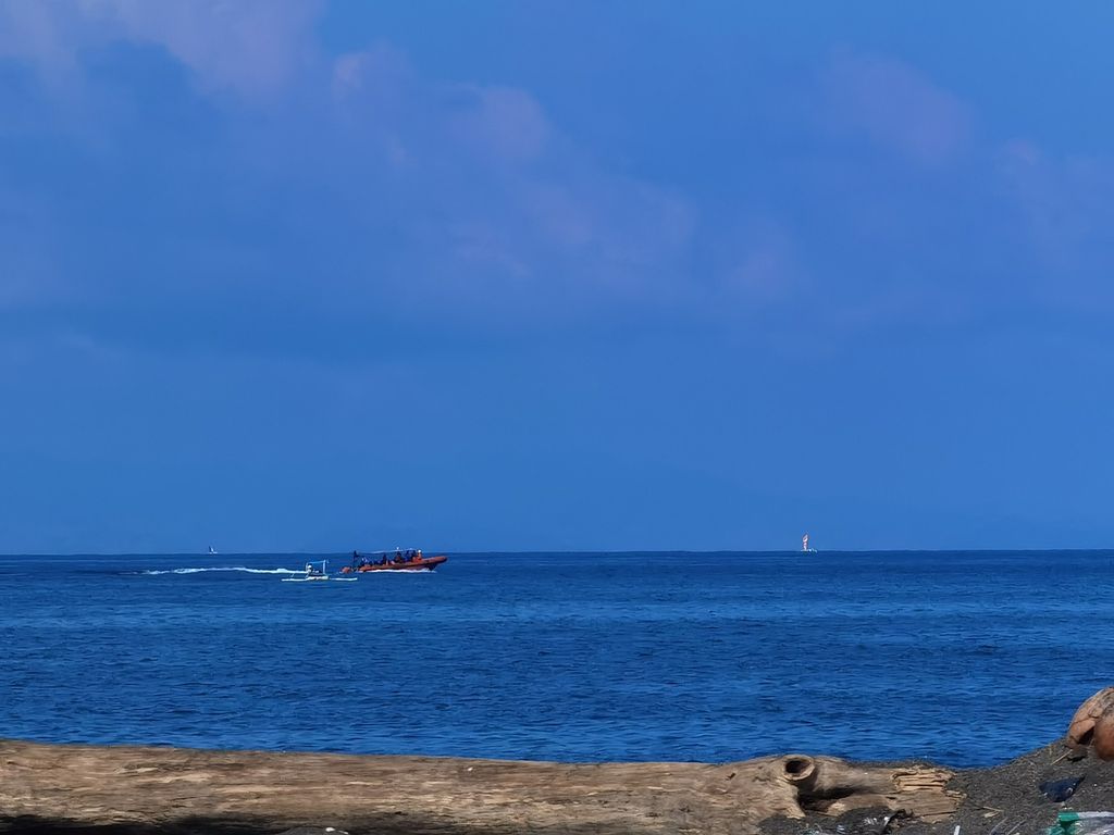 Tim SAR gabungan mengitari kawasan perairan Tanjung Karang, Kota Mataram, Nusa Tenggara Barat, Senin (27/3/2023). Hal itu dilakukan untuk mencari awak kapal MT Kristin yang terbakar pada Minggu (26/3/2023) sore. MT Kristin membawa 5.900 kiloliter pertalite.