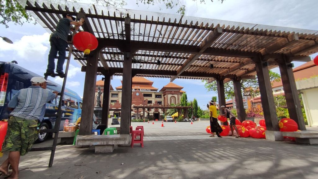 Pasar Badung, yang berada di kawasan <i>heritage</i> Jalan Gajah Mada, Kota Denpasar, Bali, juga turut dihias. Lampion dipasang di area pelataran Pasar Badung, Kamis (19/1/2023). 