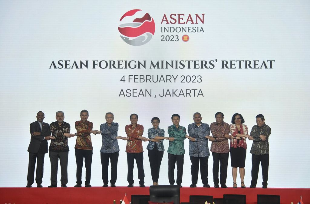 Minister of Foreign Affairs Retno Marsudi (center) posing for a photo with Malaysian Foreign Minister Zambry Abdul Kadir, Philippine Foreign Minister Enrique Manalo, Singaporean Foreign Minister Vivian Balakrishnan, Thai Foreign Minister Don Pramudwinai, Vietnamese Foreign Minister Bui Thanh Son, Laotian Foreign Minister Saleumxay Kommasith, Brunei Darussalam Foreign Minister Dato Erywan Pehin Yusof, Cambodian Foreign Minister Prak Sokhonn, Timor Leste Foreign Minister Adaljiza Magno, and ASEAN Secretary General Kao Kim Hourn (left to right) at the opening of the ASEAN Foreign Ministers Meeting (AMM) Retreat at the ASEAN Secretariat, Jakarta, Saturday (4/2/ 2023).