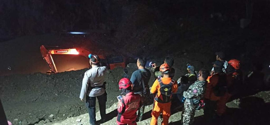 Sejumlah regu pencarian berada di lokasi tambang emas ilegal yang longsor di Desa Buranga, Kecamatan Ampibabo, Kabupaten Parigi Moutong, Sulteng, Rabu (24/2/2021).