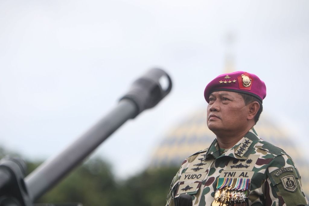 Kasal Laksamana Yudo Margono saat <i>teleconference </i>dengan prajurit Marinir di sejumlah wilayah dalam rangkaian upacara peringatan HUT Ke-76 Marinir di Lapangan Kesatrian Marinir Hartono, Cilandak, Jakarta Selatan, Senin (15/11/2021).
