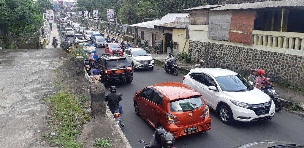 Suasana arus lalu lintas padat di Jalan Ranugrati, Kota malang, Jawa Timur, Sabtu (7/5/2022). Padatnya arus lalu lintas ini diduga juga sumbangan dari pintu keluar Tol Surabaya-Malang di titik Madyopuro, Kota Malang. 