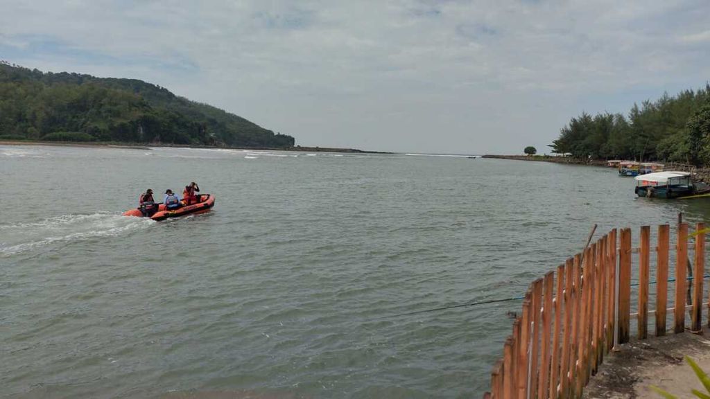 Tim SAR gabungan menyisir Pantai Jetis, Cilacap, untuk mencari nelayan yang tenggelam, Senin (13/2/2023). Setelah tujuh hari pencarian, operasi SAR nihil dan ditutup.