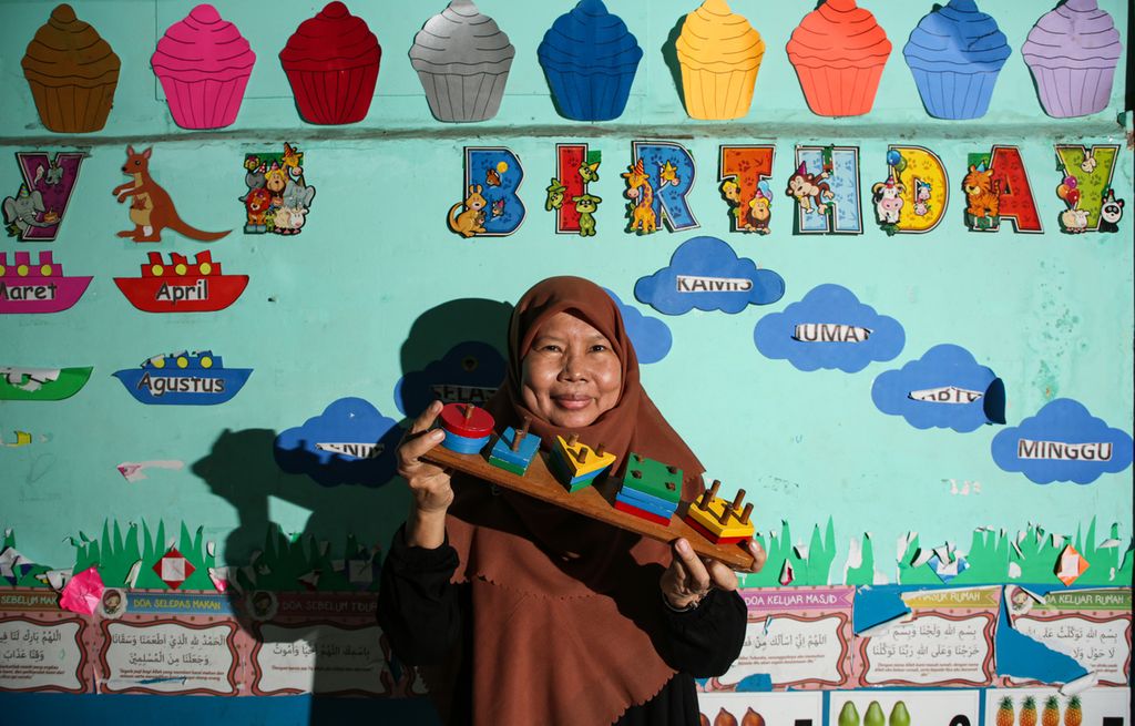 Sopia Herawati Penggagas kelas kejar paket ABC dan TK gratis untuk anak-anak pemulung di Tangerang Selatan, Banten. 