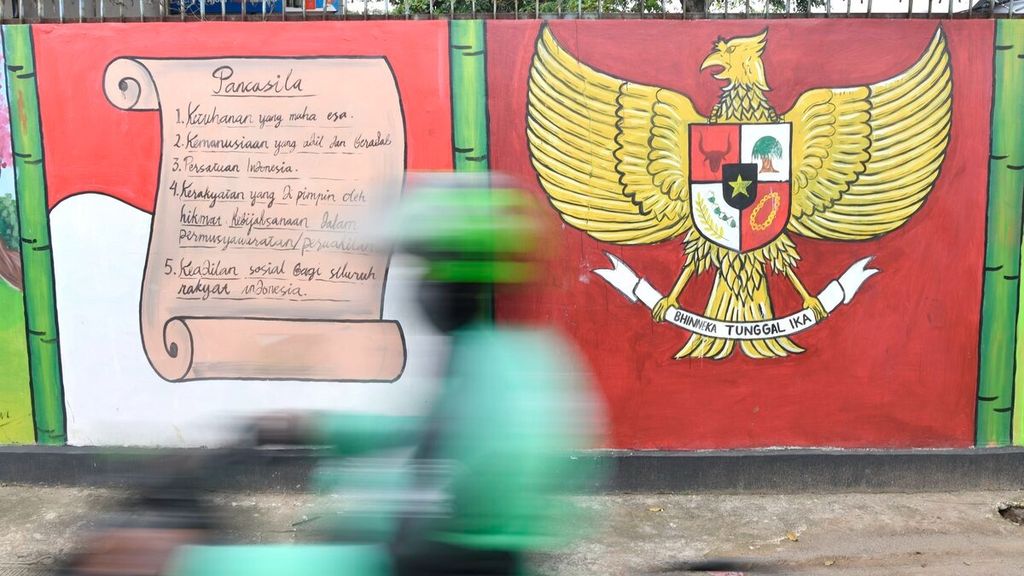Mural bertema Pancasila tergambar di sekitar permukiman warga di kawasan Pinang, Kota Tangerang, Banten, Sabtu (5/6/2021). Indonesia memiliki keragaman suku, budaya, bahasa, dan agama yang harus dijaga dan dirawat bersama. 