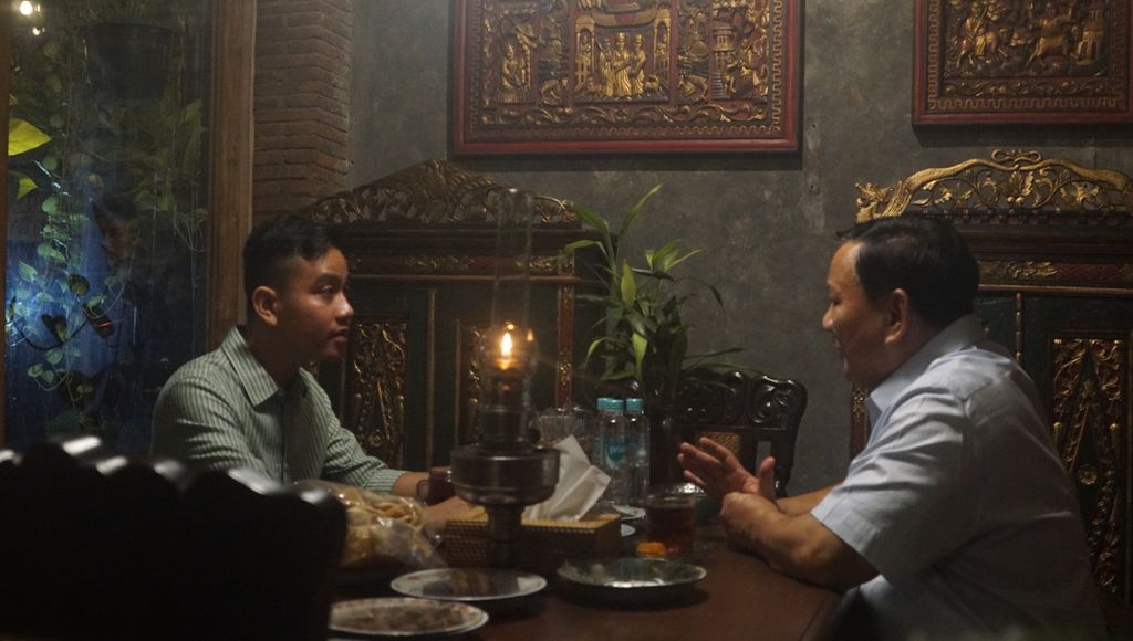 Ketua Umum Partai Gerindra Prabowo Subianto berbincang-bincang dengan Wali Kota Surakarta Gibran Rakabuming Raka di Angkringan Omah Semar, Kota Surakarta, Jawa Tengah, Sabtu (20/5/2023). Dalam kesempatan itu, Prabowo diberi dukungan oleh kelompok sukarelawan pendukung Gibran dan Joko Widodo. 