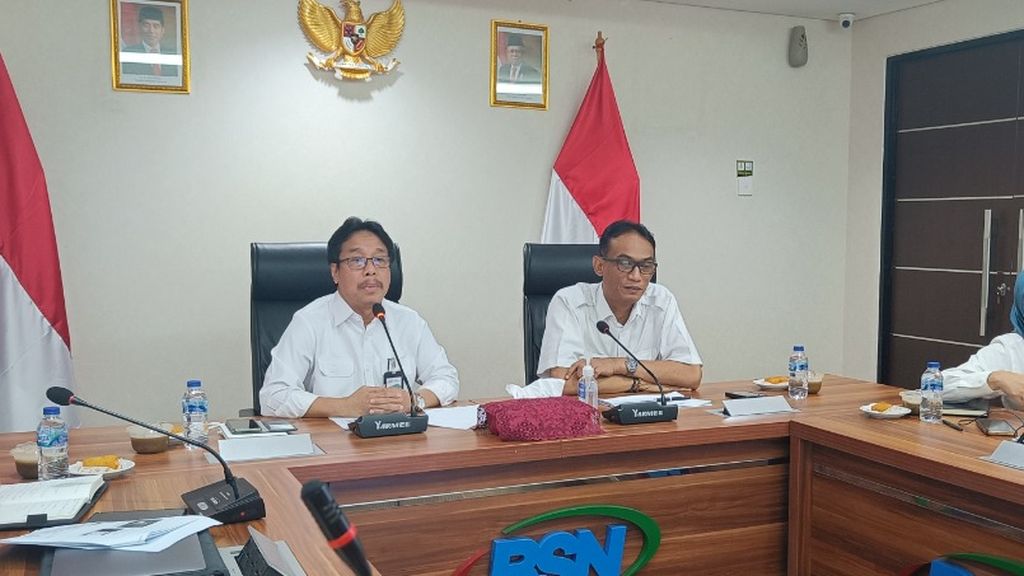 Kepala Badan Standardisasi Nasional (BSN) Kukuh S Achmad (kiri) dan Pelaksana Tugas (Plt) Sekretaris Utama BSN Donny Purnomo, Selasa (10/1/2023).