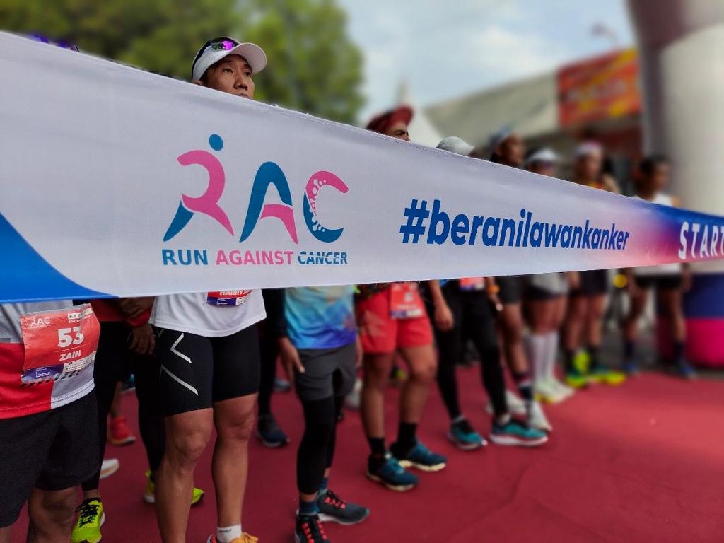 Sebanyak 200 pelari bersiap memulai start menempuh rute 100 kilometer dalam ajang Run Against Cancer di Kebun Raya Gunung Tidar, Kota Magelang, Jawa Tengah, Sabtu (4/2/2023).