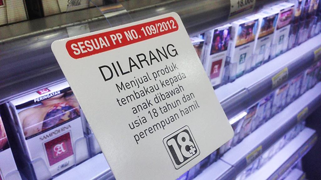 Poster pengumuman larangan menjual rokok kepada anak di bawah usia 18 tahun dan perempuan hamil dipasang di salah satu gerai mini market di Jakarta, Selasa (3/11). Larangan menjual rokok kepada anak di bawah umur nasih belum efektif karena mereka masih bisa mendapatkan akses membeli rokok secara bebas.