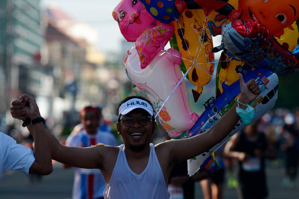 Peserta dengan aksesori balon mengikuti lomba lari Semarang 10K Powered by Isoplus di Kota Semarang, Jawa Tengah, Minggu (18/12/2022).
