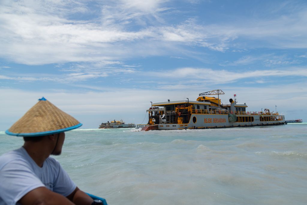 Seorang nelayan memantau aktivitas kapal isap di perairan Pantai Matras, Kecamatan Sungailiat, Kabupaten Bangka, Provinsi Bangka Belitung, Rabu (7/4/2021). Nelayan setempat memprotes aktivitas pertambangan timah di perariran tersebut.