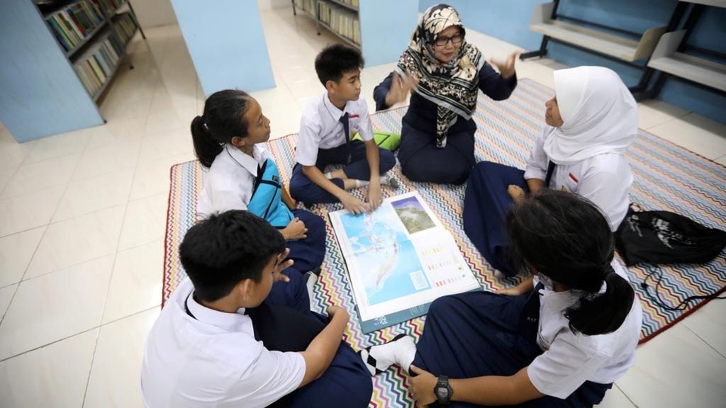 Siswa sekolah memanfaatkan waktu luang di perpustakaan sekolah di SMPN 255, Jakarta, Selasa (4/12/2018). Peningkatan prestasi sekolah dan belajar siswa dapat dilakukan dengan mengoptimalkan perpustakaan sekolah. Sebagian tugas siswa saat ini juga masih terbantu dengan keberadaan perpustakaan sekolah selain melalui internet.