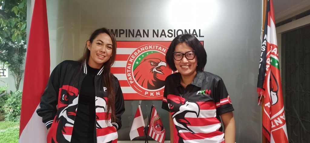 Winarti (kiri) dan Yuyun K Soemopawiro, kader perempuan Partai Kebangkitan Nusantara (PKN) yang masuk dalam struktur organisasi kepengurusan PKN, saat ditemui di Kantor Pimpinan Nasional PKN, Rabu (6/4/2022).