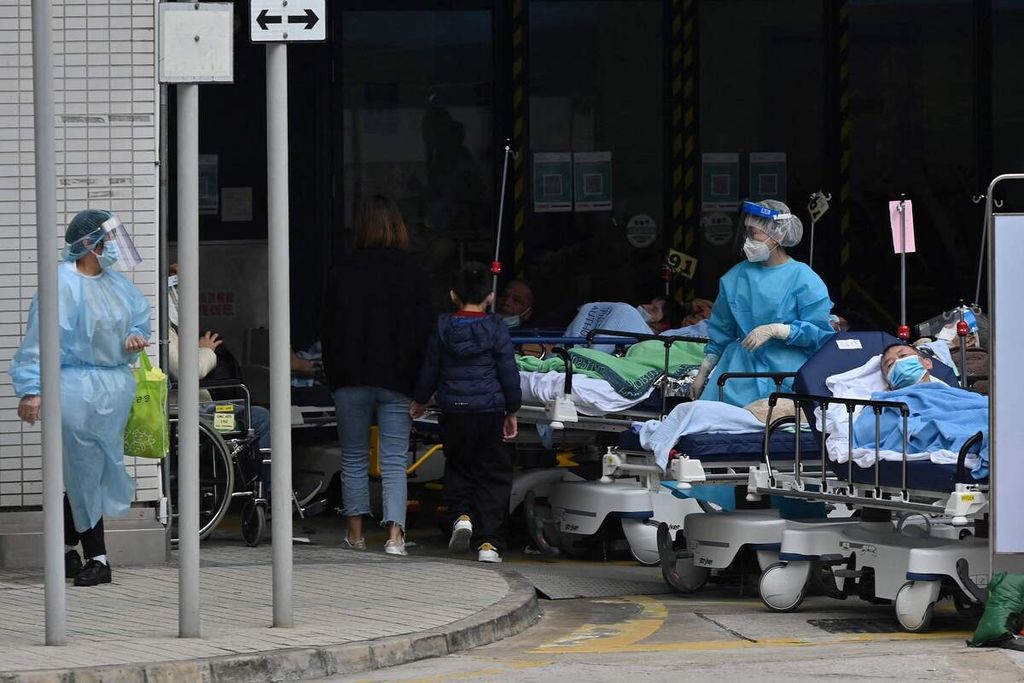 Para pasien terpaksa dirawat di luar rumah sakit Pusat Medika Caritas di Hong Kong, 18 Februari 2022, menyusul lonjakan kasus dan pasien Covid-19 di wilayah itu. 