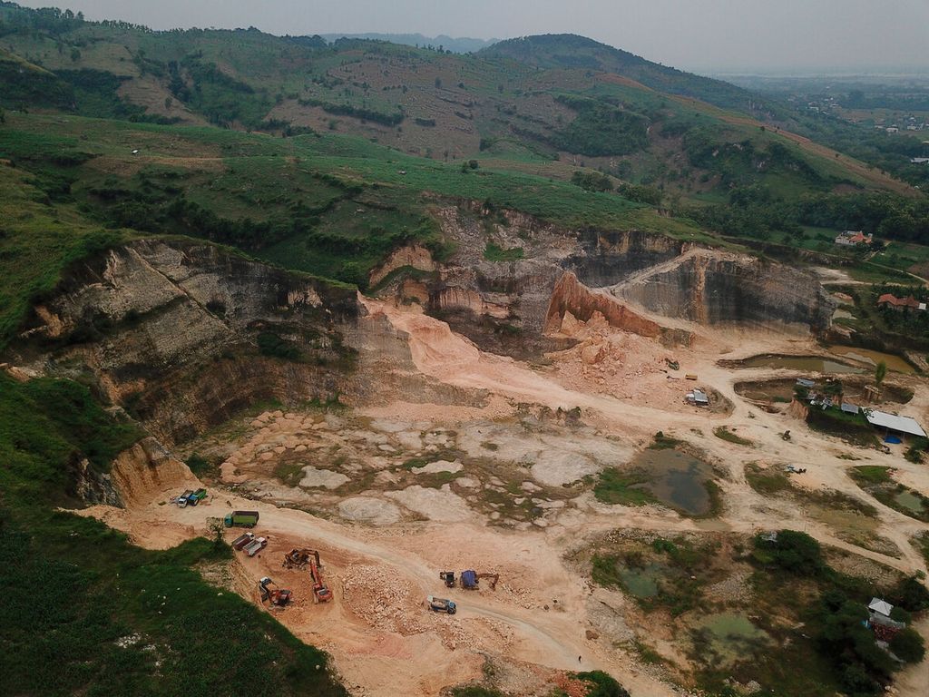 Aktivitas penambangan kapur di lereng pegunungan Kendeng, Kecamatan Sukolilo, Kabupaten Pati, Jawa Tengah, Kamis (16/3/2023). 