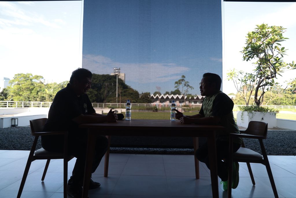 Ketua Umum Partai Golkar Airlangga Hartarto (kiri) bertemu dengan Ketua Umum Partai Kebangkitan Bangsa (PKB) Muhaimin Iskandar di kawasan Gelora Bung Karno, Jakarta, Jumat (10/2/2023).