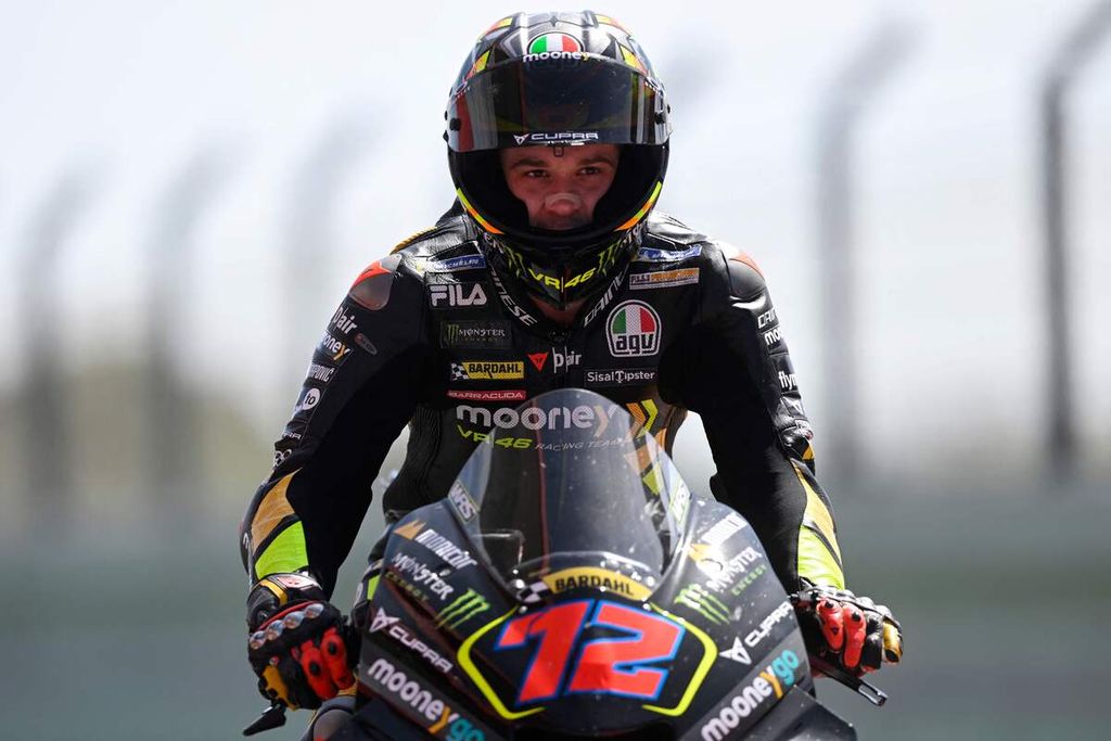 Pebalap Marco Bezzecchi mengendarai motornya usai balapan pada MotoGP seri Portugal di Sirkuit Internasional Algarve, Minggu (26/3/2023). Bezzecchi menjadi pemenang ketiga pada lomba tersebut. 