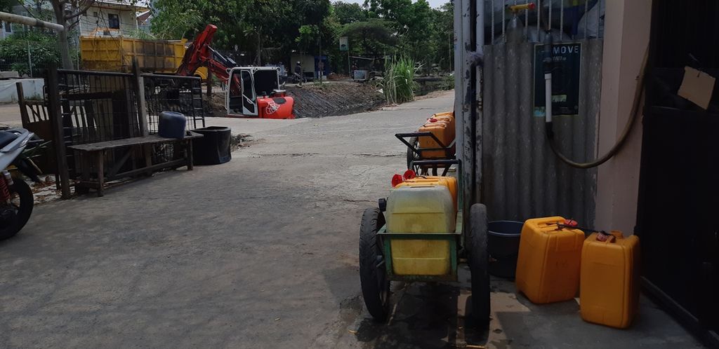 Jeriken suplai air bersih yang dijual oleh warga di Pegadungan, Kalideres, Jakarta Barat (19/9/2019). Setiap hari, lebih dari puluhan warga  membeli air di sini karena dampak krisis air bersih.