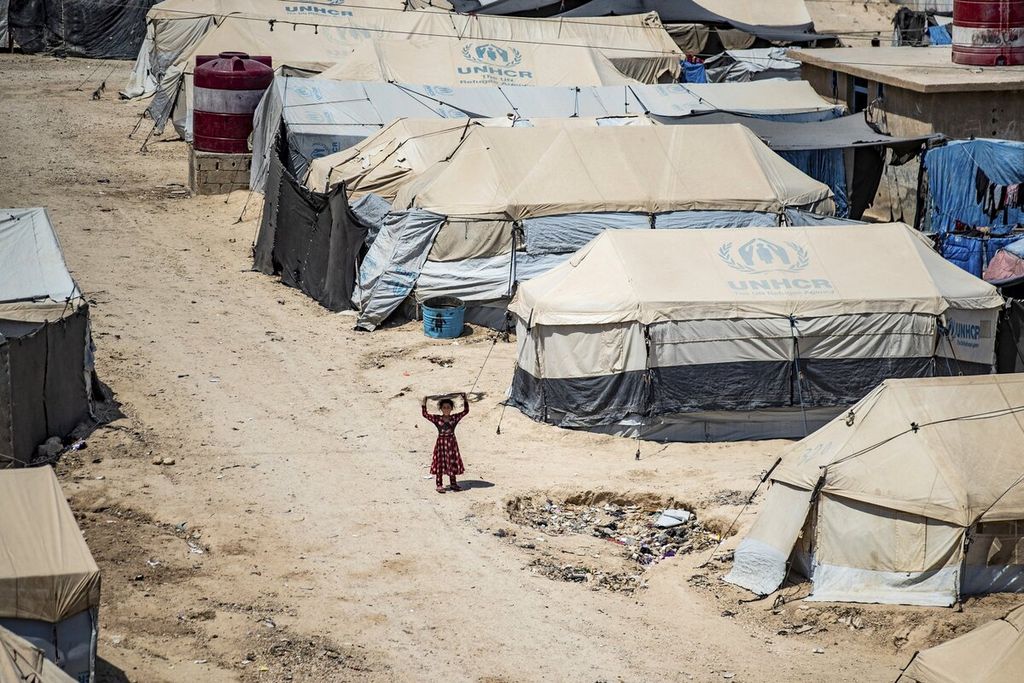 Seorang anak terlihat di antara pengungsian di kamp Al-Hol yang menampung para keluarga anggota kelompok Negara Islam di Irak dan Suriah (NIIS) di Provinsi Hasakeh, Suriah, 2 Agustus 2021. 