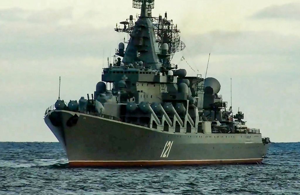 Potongan video yang dirilis oleh Kementerian Pertahanan Rusia pada 12 Februari 2022 menunjukkan sebuah kapal penjelajah Rusia Moskva selama latihan angkatan laut di Laut Hitam di luar pelabuhan Sevastopol di Krimea. Rusia dan Ukraina saling unjuk kekuatan melalui latihan tempur di masing-masing daerah perbatasan.