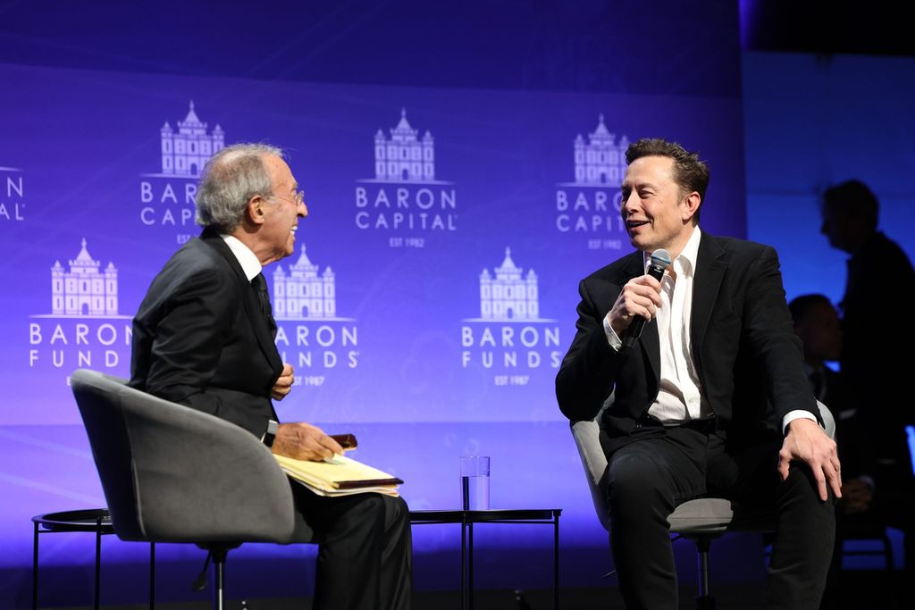CEO Baron Capital Group Ron Baron mewawancarai CEO Tesla Elon Musk pada Konferensi Investasi Baron Tahunan ke-29 di kota New York, Amerika Serikat Jumat (4/11/2022). 