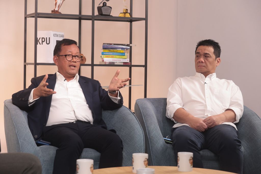 Ketua DPP Partai Gerindra Ahmad Riza Patria (kanan) dan Ketua DPP Partai Nasdem Sugeng Suparwoto menjadi pembicara dalam diskusi Strategi Pemilu 2024 di Kantor Redaksi Harian <i>Kompas</i>, Jakarta, Rabu (1/3/2023). 