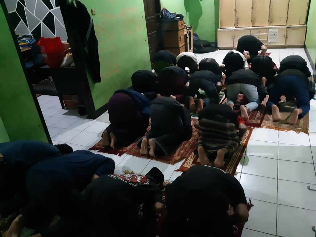 Sejumlah anak berhadapan dengan hukum (ABH) sedang menjalankan shalat berjamaah di Yayasan Bina Sejahtera Indonesia (Bahtera) Bandung, Jawa Barat pada Rabu (18/1/2023).